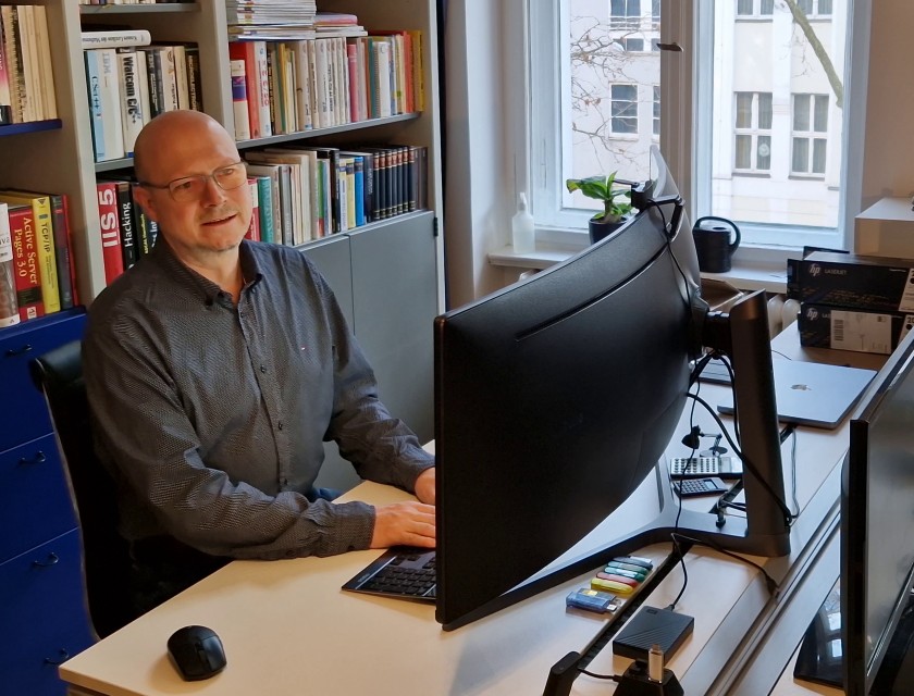 IT Experte Andreas Lampl im Büro in Berlin (2026)
